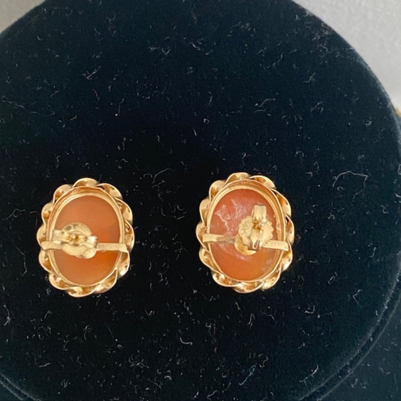 Vintage 14K Gold Hand Carved Shell Cameo Earrings - Picture 2 of 7